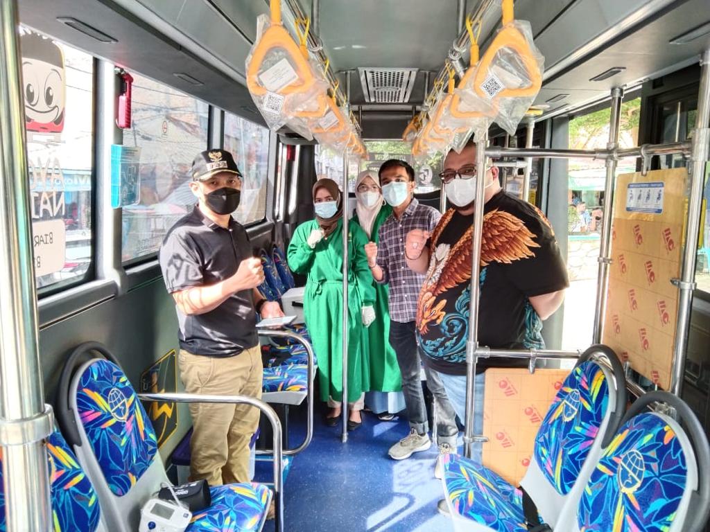 Warga di Kecamatan Senapelan memanfaatkan layanan bus vaksin keliling.